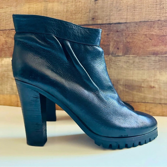 Chloé p Ankle Leather Heeled Booties - Picture 2 of 9